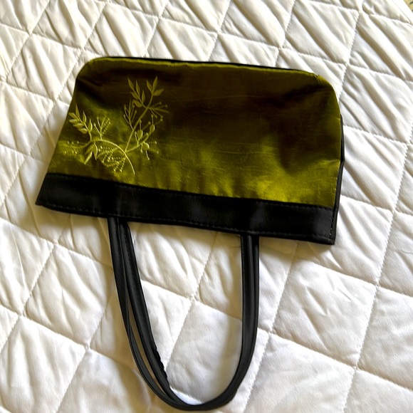 Beautiful hand-embroidered handbag in rich green color - Picture 14 of 16